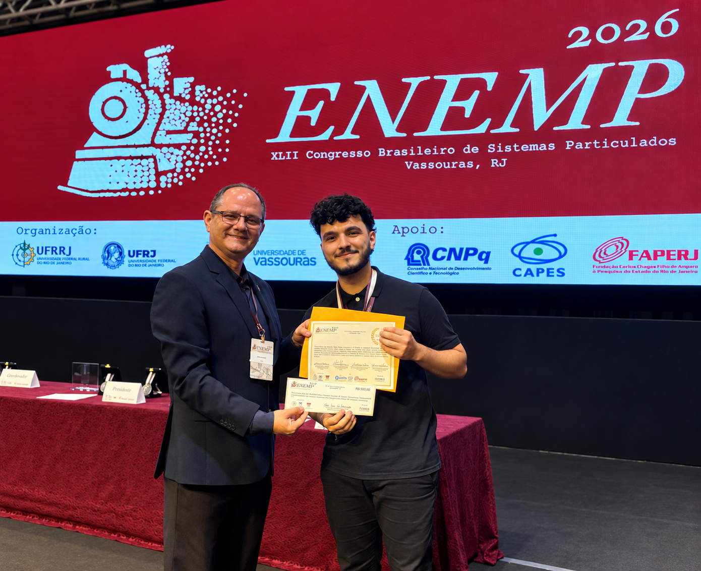 Ricardo Silva Fontes, aluno de iniciação científica do LEF/UFRRJ, na premiação da categoria graduação do Student Contest do ENEMP 2026